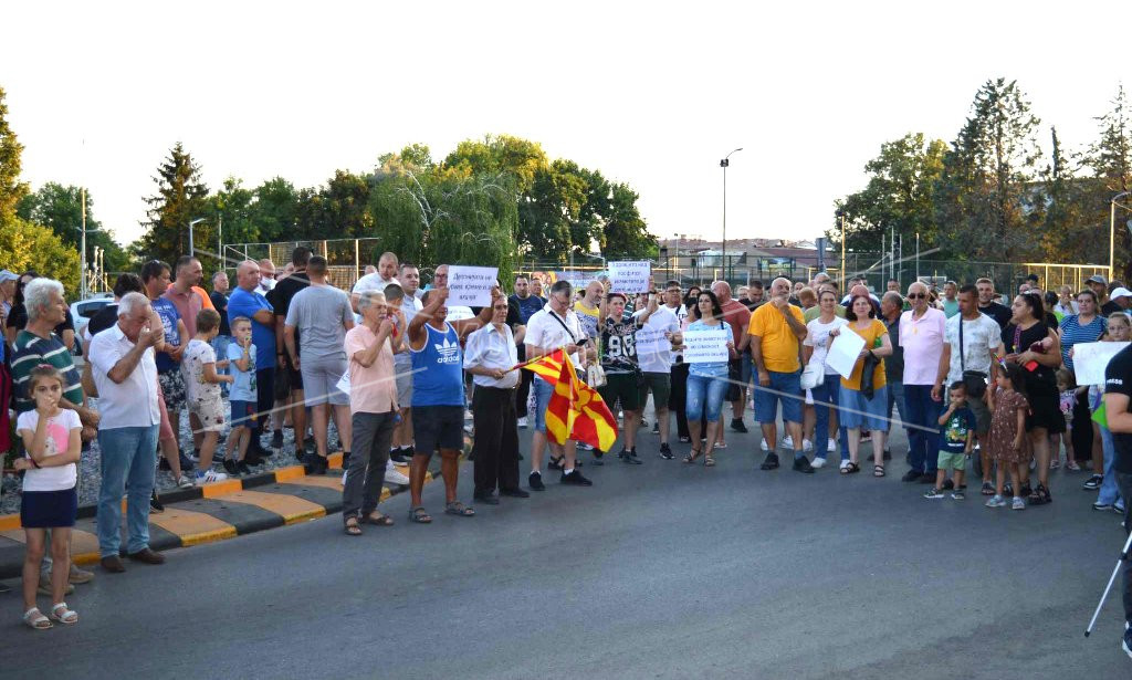 ОДРЖАН  ПРОТЕСТ  ПРОТИВ  ЧАДЕЊЕТО  НА  ДЕПОНИЈАТА  И  ЗАГАДУВАЊЕТО  НА  ВОЗДУХОТ