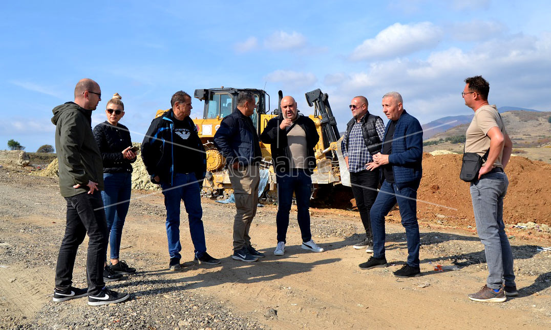 ГРАДОНАЧАЛНИКОТ  ЉУПЧО  ПАПАЗОВ  И  ДИРЕКТОРОТ  НА  КЈП  „ВОДОВОД“  БАРААТ  ПРОДОЛЖУВАЊЕ  НА  РОКОТ  ЗА  СОБИРАЊЕ  НА  СМЕТОТ