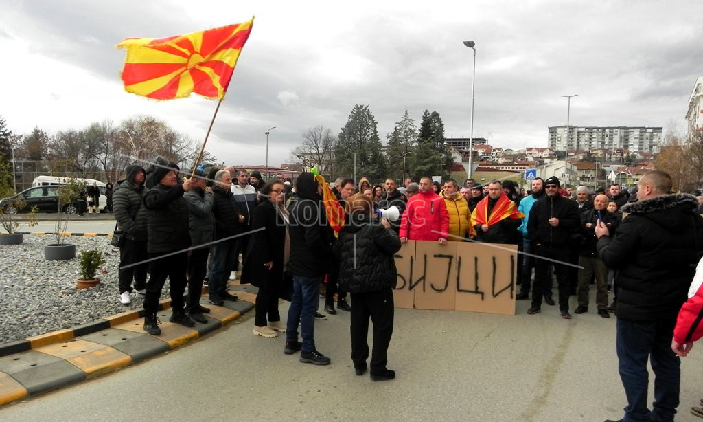 ГРАЃАНИТЕ  НА  КОЧАНИ  СО  МИРЕН  ПРОТЕСТ  ГО  ИЗКАЖАА НЕЗАДОВОЛСТВОТО  ЗА  ДОТУР  НА  СМЕТ  НА  ДЕПОНИЈАТА  ОД  ДРУГИТЕ  ОПШТИНИ