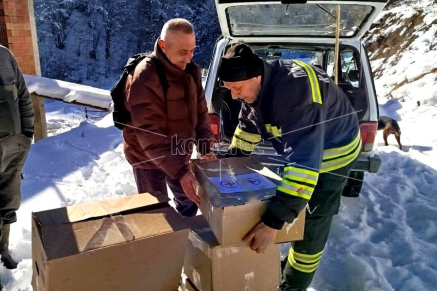 ПАКЕТИ  ХРАНА  ЗА  ЗАВЕАНИТЕ  ЖИТЕЛИ  ВО  СЕЛО  ПОЛАКИ