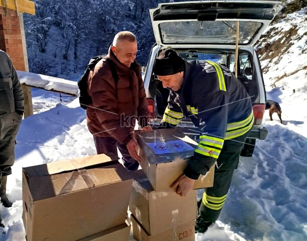 ПАКЕТИ  ХРАНА  ЗА  ЗАВЕАНИТЕ  ЖИТЕЛИ  ВО  СЕЛО  ПОЛАКИ