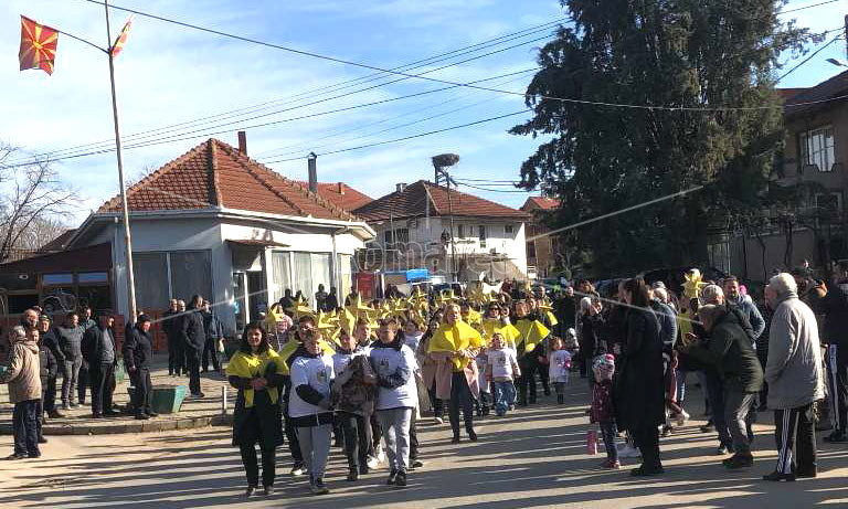 ДЕЧИЊАТА  ВО  ГРДОВЦИ  ГО  НАЈАВИЈА  ХРИСТОВОТО  РАЃАЊЕ