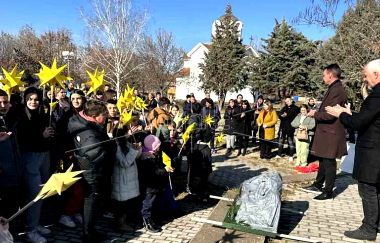 БАДНИКОВАТА  ПОВОРКА  НА  ДЕЧИЊА  ОД  ОБЛЕШЕВО  ПОРАЧА:  ЧЕСТИТ  БАДНИК  И  ЗА  МНОГУ  ГОДИНИ