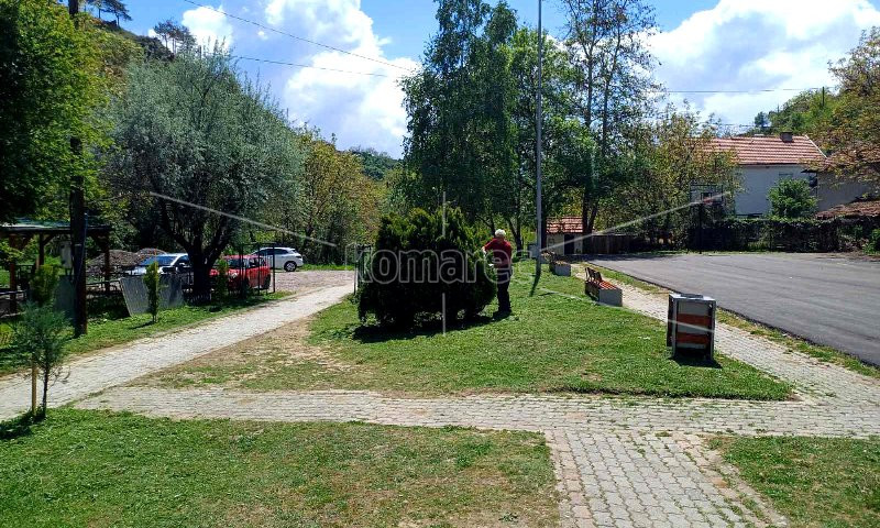 СЕ УРЕДУВАА ТРЕВНИТЕ ПОВРШИНИ ВО ДЕТСКИТЕ ИГРАЛИШТА И ПАРКОВИТЕ ВО КОЧАНИ