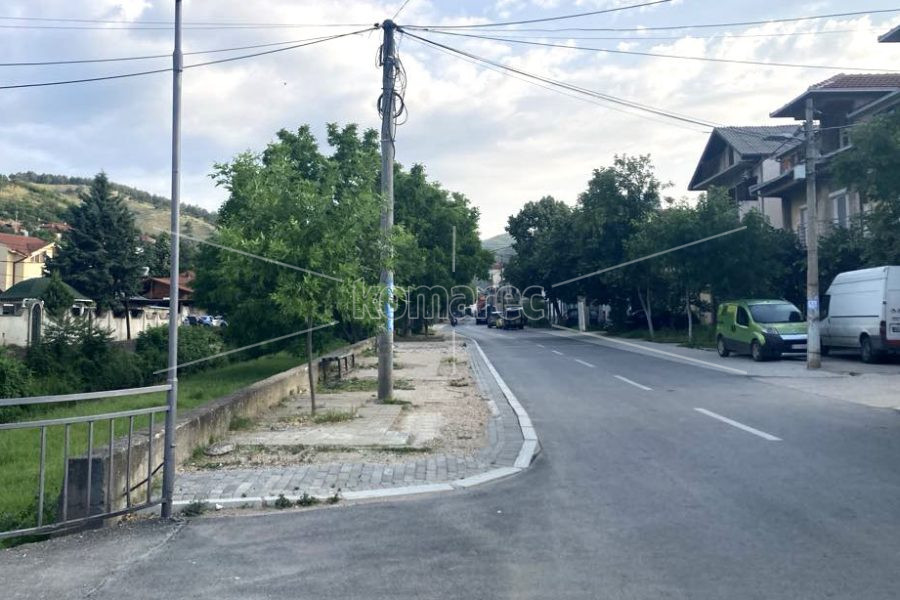 ЗАПОНАТАТА  РАБОТА  НЕ  Е  ЗАВРШЕНА,  ТРОТОАРОТ  ОСТАВЕН  НА  ЗАБОТ  НА  ВРЕМЕТО