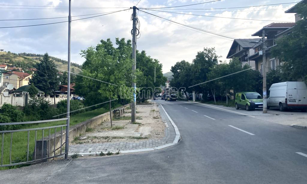 ЗАПОНАТАТА  РАБОТА  НЕ  Е  ЗАВРШЕНА,  ТРОТОАРОТ  ОСТАВЕН  НА  ЗАБОТ  НА  ВРЕМЕТО