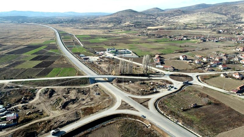 „АМФЕНОЛ“ И „ЕКО-ОИЛ“ ОБЕЗБЕДИЈА ДОНАЦИЈА ЗА ИЗГРАДБА НА ПАТОТ ЗА ПОВРЗУВАЊЕ НА МЕСНОСТА ЦАЦКОВ БУНАР …..
