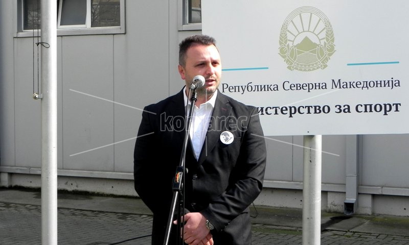 ДЕМАНТ НА АЛЕКСАНДАР АНДОВ „КИДНАПИРАНА ФОТЕЛЈА ЗА ПОПУЛИЗАМ, ПРИТИСОК И ЗЛОУПОТРЕБА“