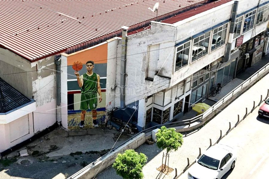 НА СЕВЕРНАТА СТРАНА ОД САЛАТА „САШО ЛАЗАРЕВ“ ОСАМНА МУРАЛ ПОСВЕТЕН НА ПЕТАР ИВАНОВ