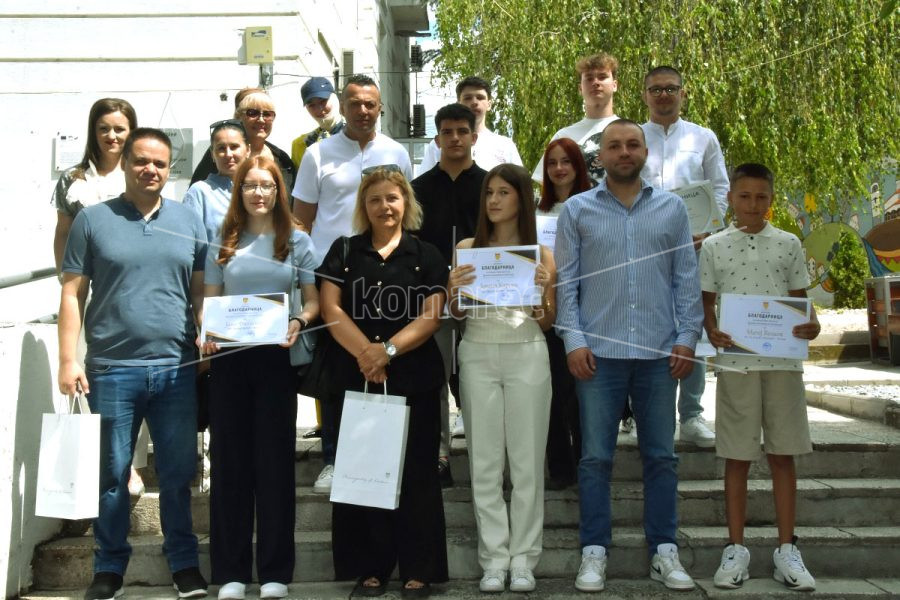 ДОДЕЛЕНИ НАГРАДИТЕ НА НАЈУСПЕШНИТЕ УЧЕНИЦИ И ШКОЛСКИ ЕКИПИ