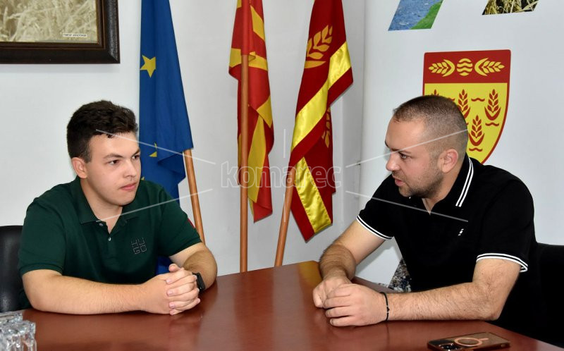 КРСТЕВСКИ  НА  СРЕДБА  СО  ИВАН  ГЕОРГИЕВ  –  ЕДЕН   ОД  НАЈНАГРАДЕНИТЕ  СРЕДНОШКОЛЦИ  ОД  КОЧАНИ