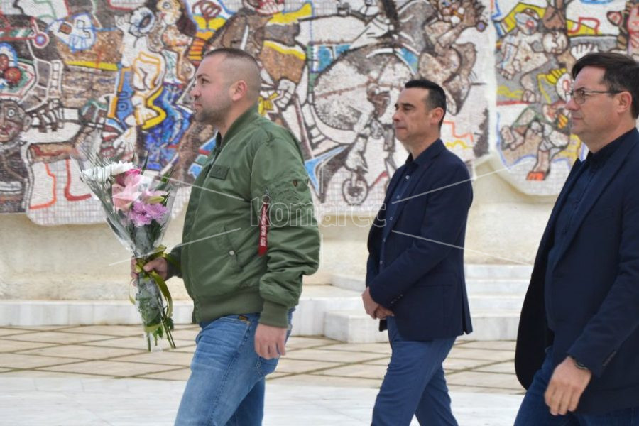 ДЕЛЕГАЦИИ  ПОЛОЖИЈА  СВЕЖО  ЦВЕЌЕ  ПО  ПОВОД  11  ОКТОМВРИ  –  ДЕНОТ  НА  МАКЕДОНСКОТО  ВОСТАНИЕ