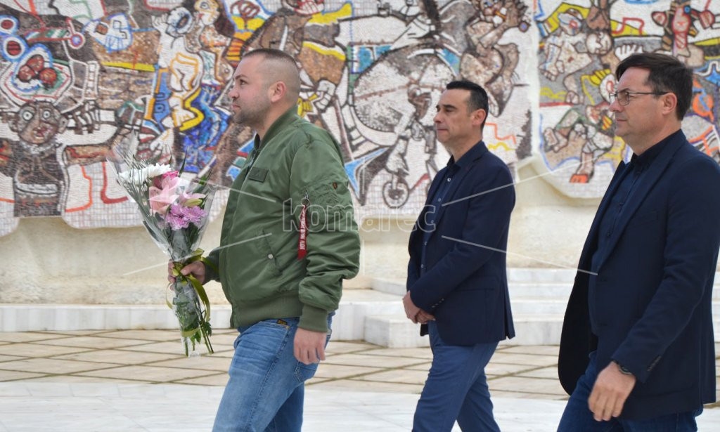 ДЕЛЕГАЦИИ  ПОЛОЖИЈА  СВЕЖО  ЦВЕЌЕ  ПО  ПОВОД  11  ОКТОМВРИ  –  ДЕНОТ  НА  МАКЕДОНСКОТО  ВОСТАНИЕ