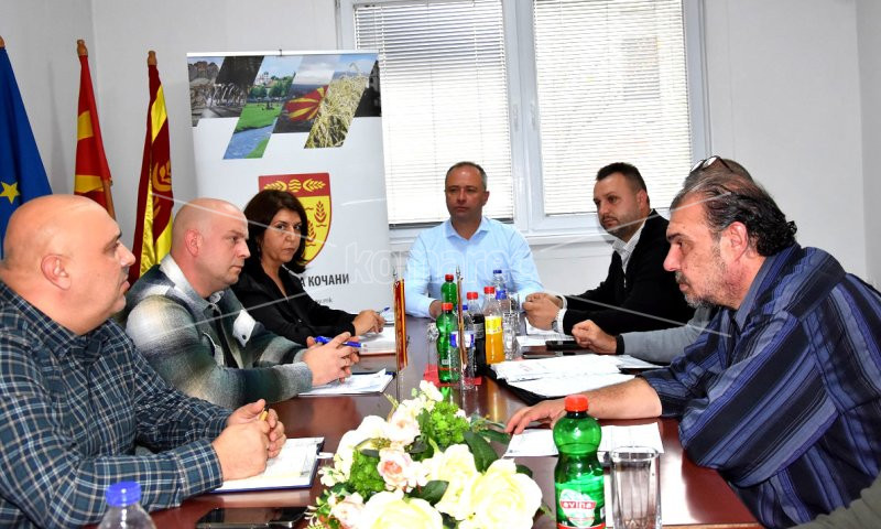 ГРАДОНАЧАЛНИКОТ  ГРОЗДАНОВ  НА  РАБОТНА  СРЕДБА  СО  ДИРЕКТОРИТЕ  ОД  ОСНОВНИТЕ  И  СРЕДНИТЕ  УЧИЛИШТА  ВО  КОЧАНИ