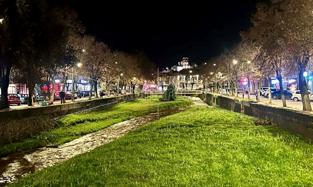 БЛЕСНА  СВЕТЛИНА  НА  КЕЈОТ  НА  „КОЧАНСКА  РЕКА“