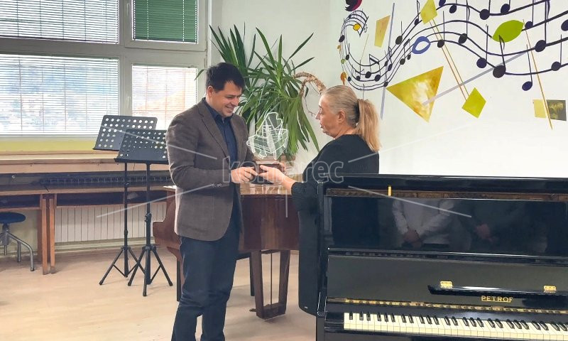 РОТАРИ  КЛУБ  СКОПЈЕ  ДОНИРАШЕ  ПИЈАНО  „ПЕТРОФ“  НА  ОМУ  „РИСТО  ЈУРУКОВ“  –  КОЧАНИ