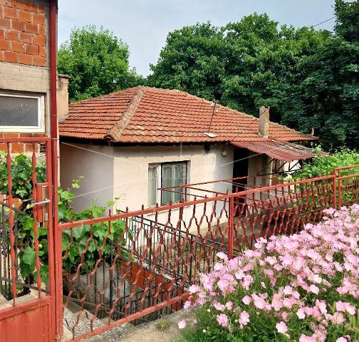 ОГЛАС  ЗА  ПРОДАЖБА  НА  КУЌА  СО  ДВА  ПЛАЦА