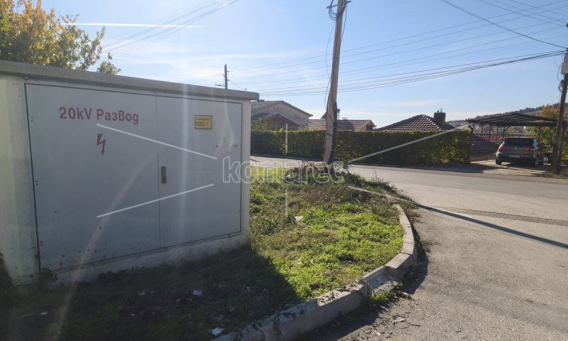 СЕ  РАСЧИСТУВАШЕ  ОТПАДОТ  НА  УЛИЦИТЕ  „СКОПСКА“  И  „ТОШЕ  ПРОЕСКИ“