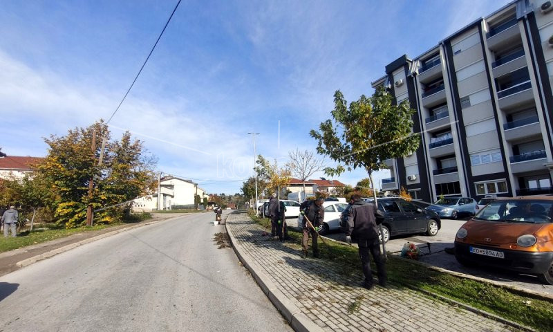ПРОДОЛЖУВА  ЧИСТЕЊЕТО  НА  ЈАВНИ  ПОВРШИНИ  ВО  КОЧАНИ