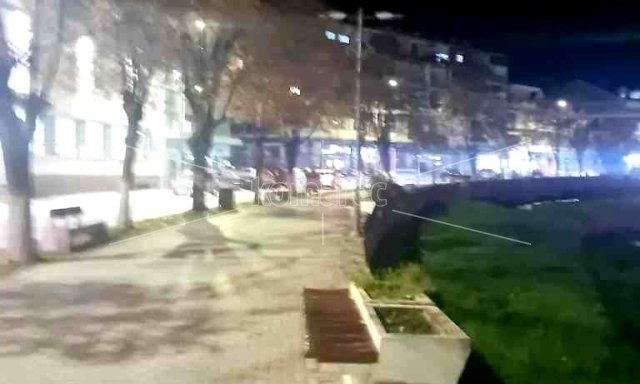 КАНДЕЛАБРИТЕ  ПОКРАЈ  „КОЧАНСКА  РЕКА“  ПОТОНАА  ВО  МРАК