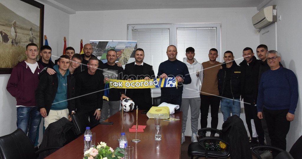 ГРАДОНАЧАЛНИКОТ  ГРОЗДАНОВ  НА  СРЕДБА  СО  ФУДБАЛЕРИТЕ  И  РАКОВОДСТВОТО  НА  ГФК  „ОСОГОВО“