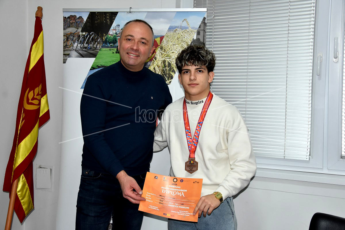 ГРАДОНАЧАЛНИКОТ  ГРОЗДАНОВ  НА  СРЕДБА  СО  МЛАДИОТ  БОРАЧ  ДАРИЈАН  ПАВЛЕВ  И  СО  РАКОВОДСТВОТО  НА  БК  „СПАРТАК“