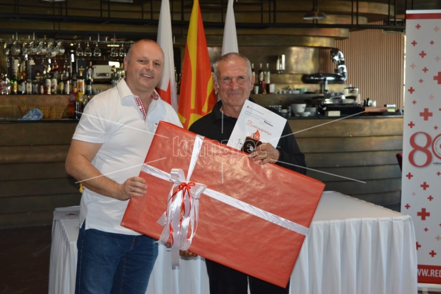 ЦРВЕН  КРСТ  КОЧАНИ  ГО  ОДБЕЛЕЖА  СВЕТСКИОТ  ДЕН  НА  КРВОДАРИТЕЛСТВОТО  –  ПРИЗНАНИЕ  ЗА  ТИМЕ  ЗЛАТКОВ  ЗА  100  ПАТИ  ДАРУВАЊЕ  КРВ