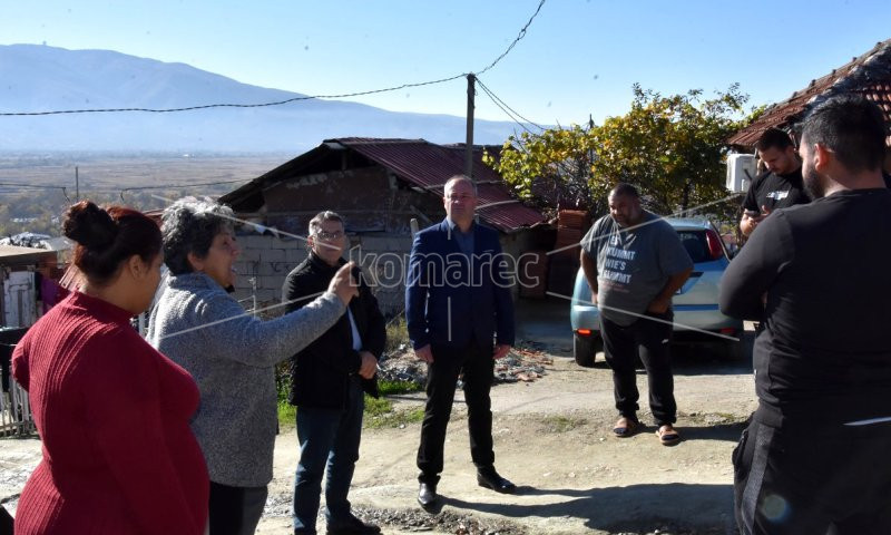 ГРАДОНАЧАЛНИКОТ  ВЛАДКО  ГРОЗДАНОВ  СЕ СРЕТНА  СО  ЖИТЕЛИ  ОД  УЛИЦАТА  „КОНСТАНТИН  АПОСТОЛОВ“