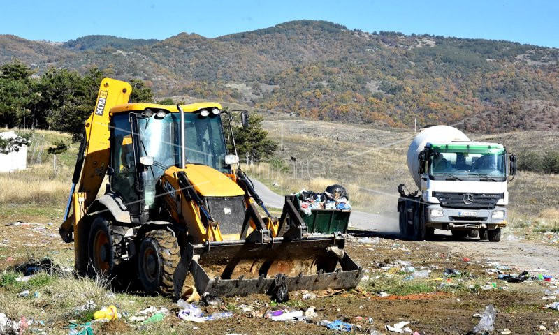 ОТСТРАНЕТ  ОТПАДОТ  ВО  БЛИЗИНА  НА  ФАБРИКАТА  ЗА  ВОДА  ВО  КОЧАНИ