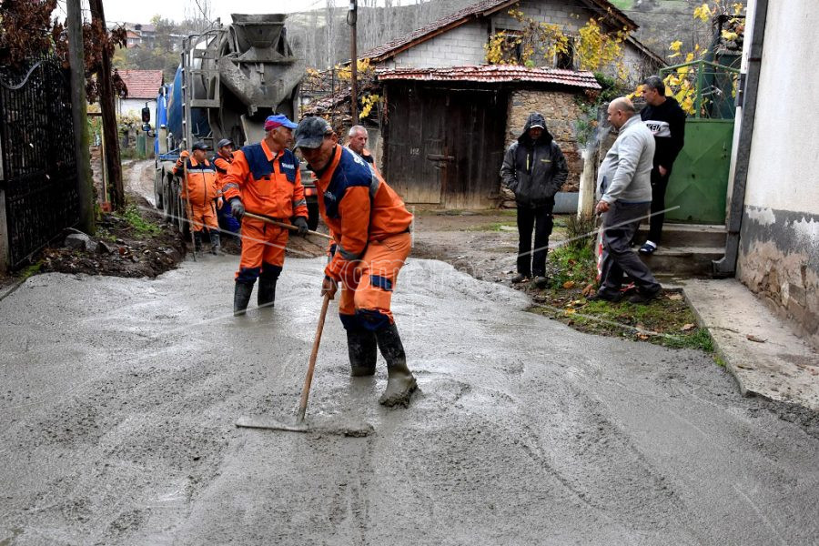 БЕТОНИРАНИ  ПРИСТАПНИ  ПАТЕКИ  ВО  КОЧАНИ  И   ОРИЗАРИ