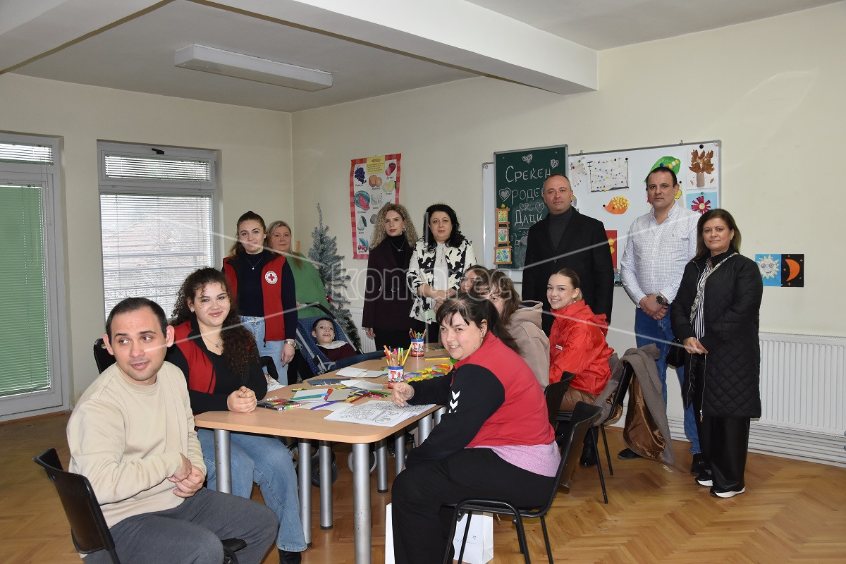 ГРАДОНАЧАЛНИКОТ  ГРОЗДАНОВ  ГО  ПОСЕТИ  ДНЕВНИОТ  ЦЕНТАР  ЗА  ДЕЦА  СО  ПОПРЕЧЕНОСТ