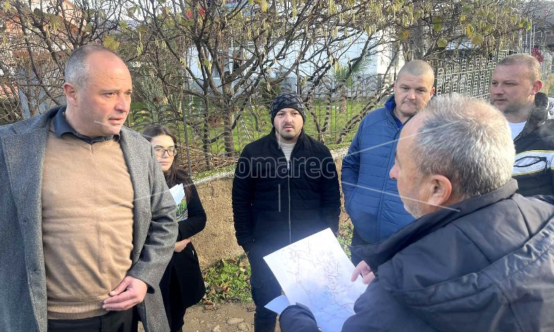 ГРАДОНАЧАЛНИКОТ  НА  ОПШТИНА  КОЧАНИ  ВЛАДКО  ГРОЗДАНОВ  НА  УВИД  НА  ИНФРАСТРУКТУРНАТА  СОСТОЈБА  ВО  СЕЛО  ТРКАЊЕ