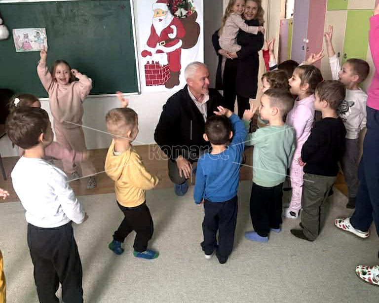 ГРАДОНАЧАЛНИКОТ  КОСТАДИНОВ  СО  НОВОГОДИШНИ  ПАКЕТЧИЊА  ЗА  ДЕЧИЊАТА  ОД  ДГ  „ЅВЕЗДИЧКИ“