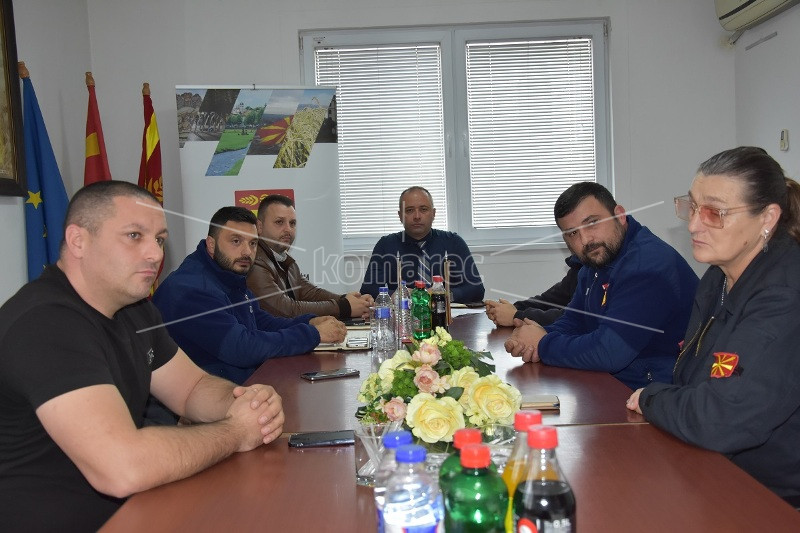 ГРАДОНАЧАЛНИКОТ  ГРОЗДАНОВ  ОСТВАРИ  СРЕДБА  СО  ДОБРОВОЛНО  ПРОТИВПОЖАРНО  ДРУШТВО  –  КОЧАНИ