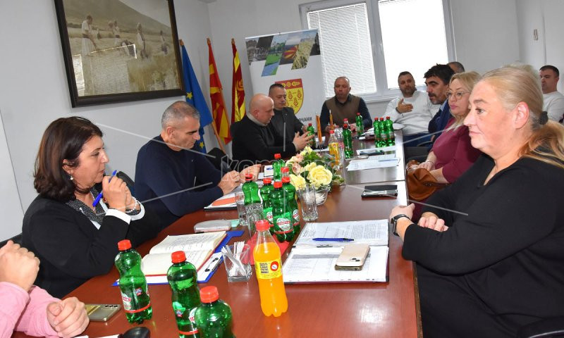 ГРАДОНАЧАЛНИКОТ  ГРОЗДАНОВ  ОДРЖА  РАБОТЕН  СОСТАНОК  СО  ДИРЕКТОРИТЕ  ОД  КОЧАНСКИТЕ  УЧИЛИШТА