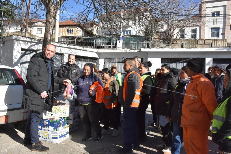 НОВОГОДИШНИ  ПАКЕТЧИЊА  ЗА  АНГАЖИРАНИТЕ  ЛИЦА  ЗА  ВРШЕЊЕ  ЈАВНИ  РАБОТИ