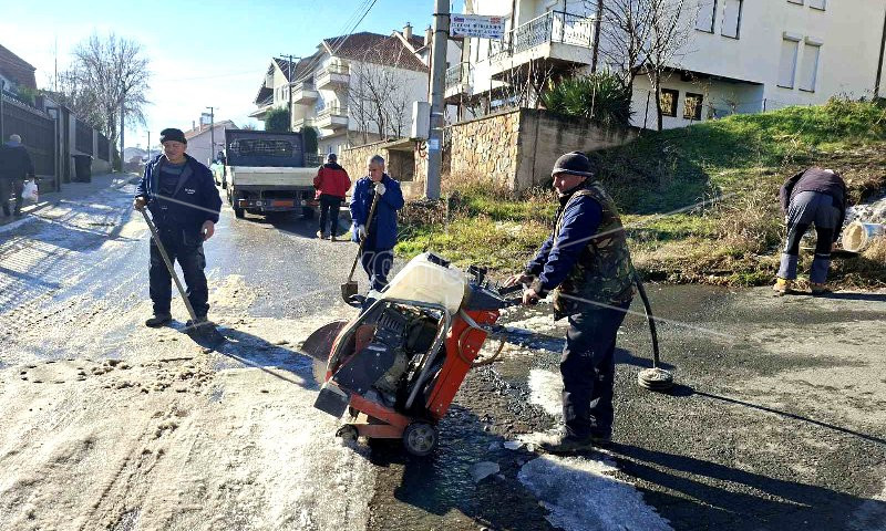 СЕ  ОТСТРАНУВА  ДЕФЕКТ  НА  ВОДОВОДНАТА  МРЕЖА  НА  УЛИЦАТА  „ЃОРЧЕ  ПЕТРОВ“  ВО  КОЧАНИ