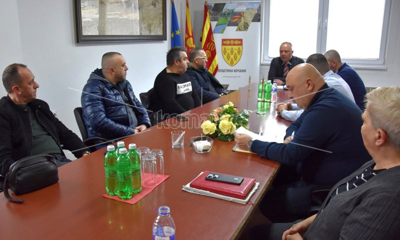 ГРАДОНАЧАЛНИКОТ  ГРОЗДАНОВ  НА  СРЕДБА  СО  СОПСТВЕНИЦИТЕ  НА  ПИЦЕРИИТЕ  ВО  ГТЦ