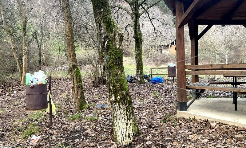 НЕЌЕ  ДА  Е  ЛОШО    ДА  СЕ  СОБЕРЕ  СМЕТОТ  И  НА  ИЗЛЕТНИЧКИТЕ  МЕСТА