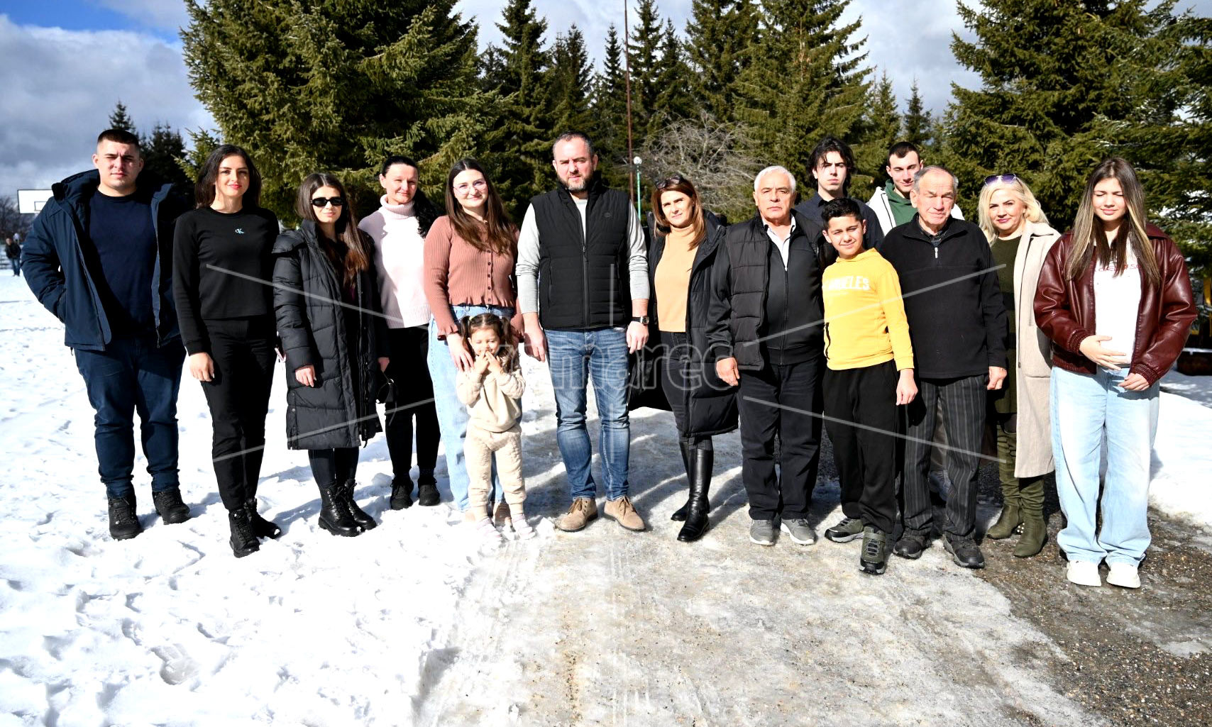 МИНИСТЕРОТ  ТОШКОВСКИ  НА  ПОНИКВА,  ГИ  ПОСЕТИ  ДЕЦАТА И  СЕМЕЈСТВАТА   НА  ЗАГИНАТИТЕ  БРАНИТЕЛИ