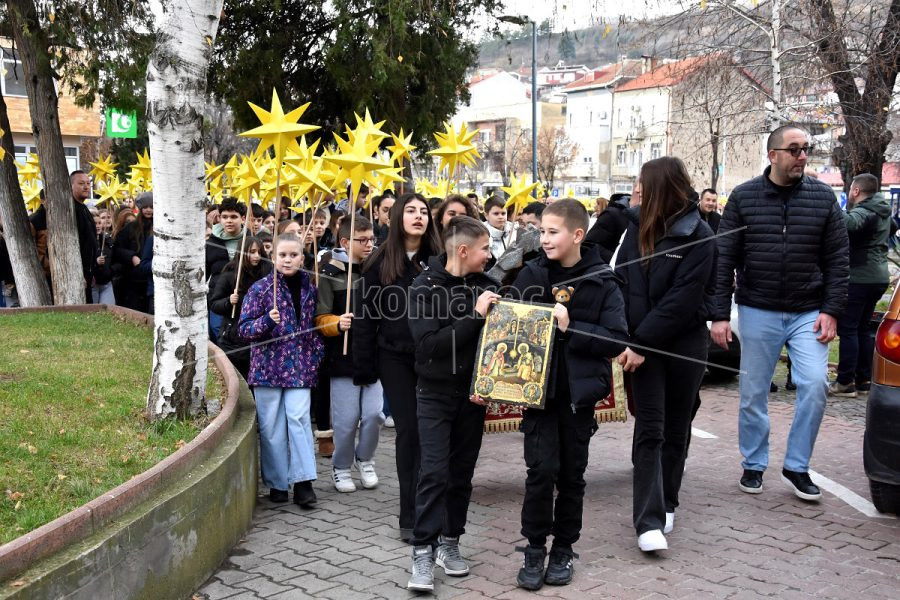 БАДНИКОВИТЕ  ПОВОРКИ  ВО  КОЧАНИ  И  ВО  ОРИЗАРИ  ГИ  ПОЗДРАВИ  ГРАДОНАЧАЛНИКОТ  ВЛАДКО  ГРОЗДАНОВ