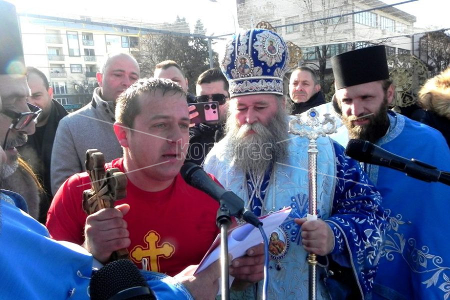 ОСВЕТЕНИ  ВОДИТЕ  НА  КОЧАНСКА  РЕКА,  КРСТОТ  ВО  РАЦЕТЕ  НА  МАРЈАН  ЗАОВ