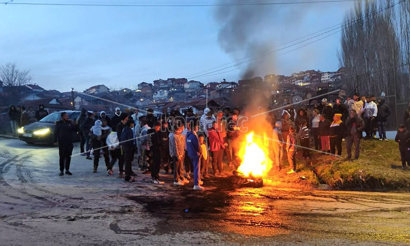 ПРОТЕСТ  ОДБЕЛЕЖАН  СО  ПАЛАЊЕ  НА  ГУМИ  И  КАБЛИ