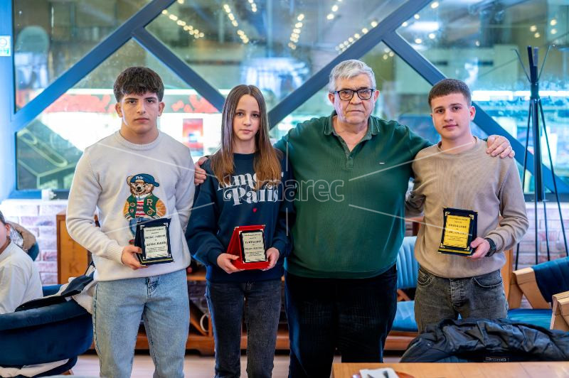 ЕЛЕКТРОНСКИОТ  ПОРТАЛ  „КОМАРЕЦ“  ГИ  ДОДЕЛИ  ПРИЗНАНИЈАТА  ЗА  НАЈУСПЕШЕН  МЛАД  СПОРТИСТ  ВО  КОЧАНИ  ЗА  2025  ГОДИНА