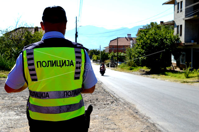 ЛИШЕНИ  ОД  СЛОБОДА  ВОЗАЧИ,  ЕДНИОТ  УПРАВУВАЛ  ВОЗИЛО  ИАКО  ИМАЛ  ЗАБРАНА  А  ДРУГИОТ  НЕМАЛ  ДОЗВОЛА