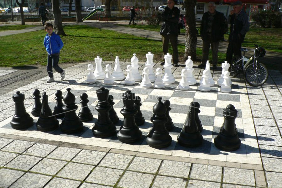 ГРАЃАНИТЕ  МОРА  ДА  ЗНААТ  –  КАДЕ  ИЗЧЕЗНАА  ГОЛЕМИТЕ  ГУМЕНИ  ШАХОВСКИ  ФИГУРИ  СО  ТАБЛАТА