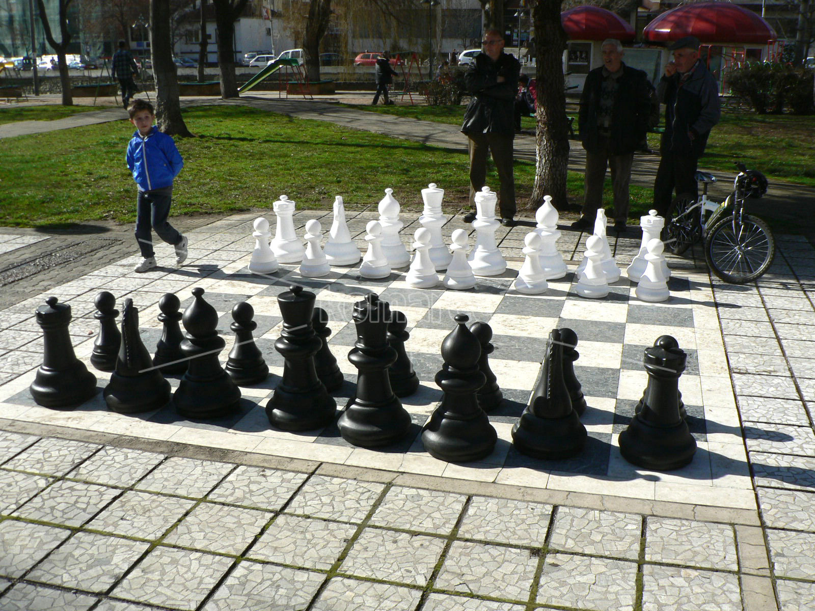 ГРАЃАНИТЕ  МОРА  ДА  ЗНААТ  –  КАДЕ  ИЗЧЕЗНАА  ГОЛЕМИТЕ  ГУМЕНИ  ШАХОВСКИ  ФИГУРИ  СО  ТАБЛАТА