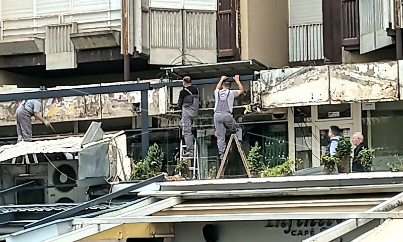 КОЈ  УСНО  ОДОБРИ  ДА  СЕ  ПОСТАВУВААТ  ТЕНДИ  НА  ПРОСТОРОТ  НА  БЛОКОТ  А  ВО  ГТЦ  –  КОЧАНИ?