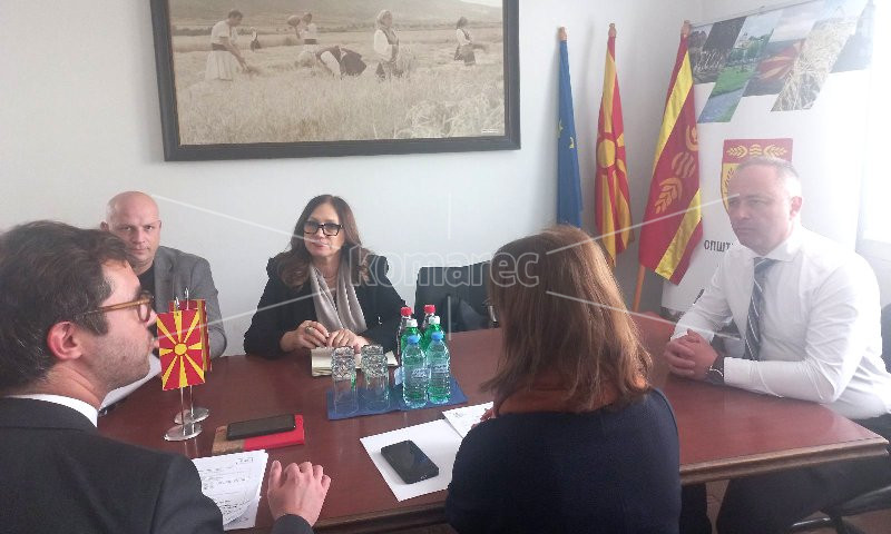 СРЕДБА  НА  ГРАДОНАЧАЛНИКОТ  ГРОЗДАНОВ  СО  ПРЕТСТАВНИЦИ  НА  ФРАНЦУСКИОТ  ИНСТИТУТ  ВО  СКОПЈЕ