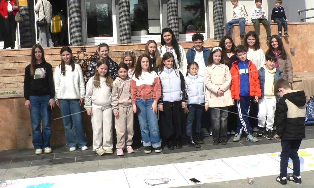 ЛИКОВЕН  ПЕРФОРМАНС  „ПОДАРИ  ЦРТЕЖ  ВО  ЗАМЕНА  ЗА  ЦВЕЌЕ“